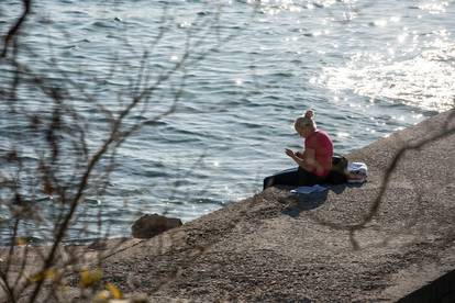 Zadar: Sunčan i ugodan dan uz more neki iskoristili i za kupanje