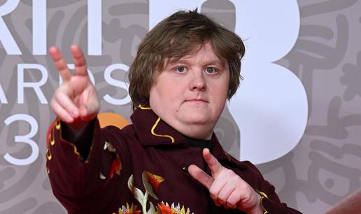 Lewis Capaldi pomogao starici koja se srušila u parku: 'On nije samo zvijezda, on je superheroj'