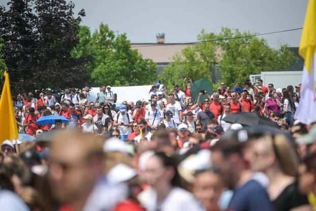 Zagreb: Antunovski hod mladih koji predvodi fra Stjepan Brčina krenuo je iz Sesvetskih sela