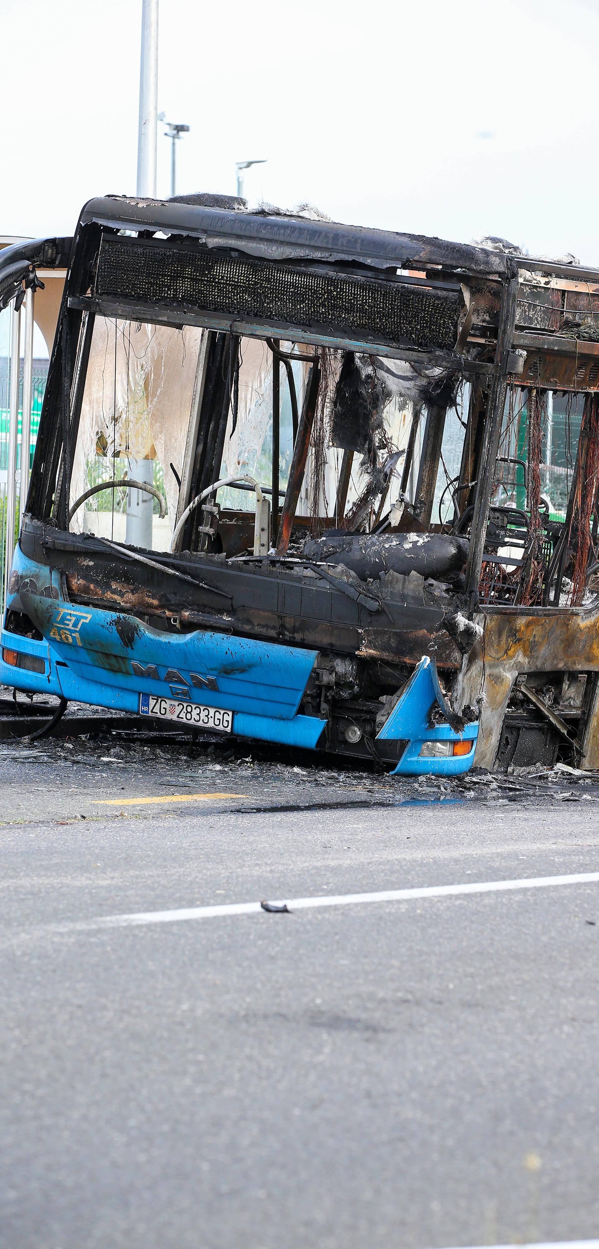 Zagreb: Zapalio se autobus na okretištu u Novom Jelkovcu