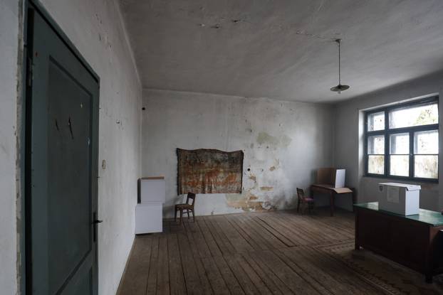 Škola u Željeznom Žumberačkom odavno se ne koristi, ali danas je otvorena zbog izbora