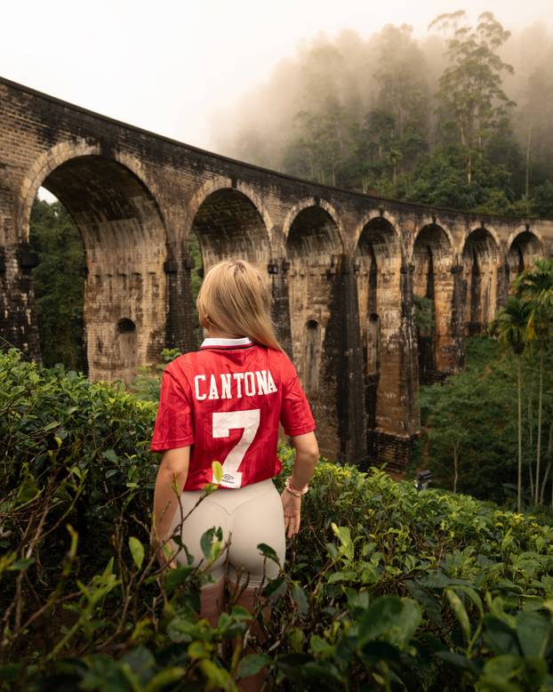 FOTO Ova 'crvena vražica' mami poglede i drugih navijača. Ili je u dresu, ili se fotka u bikiniju...