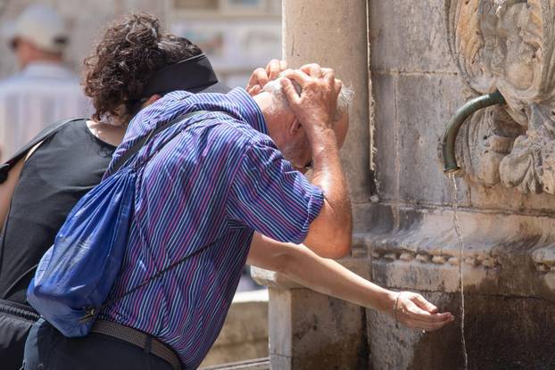 Dubrovnik: Turističke gužve u gradu i spas od vrućine u moru