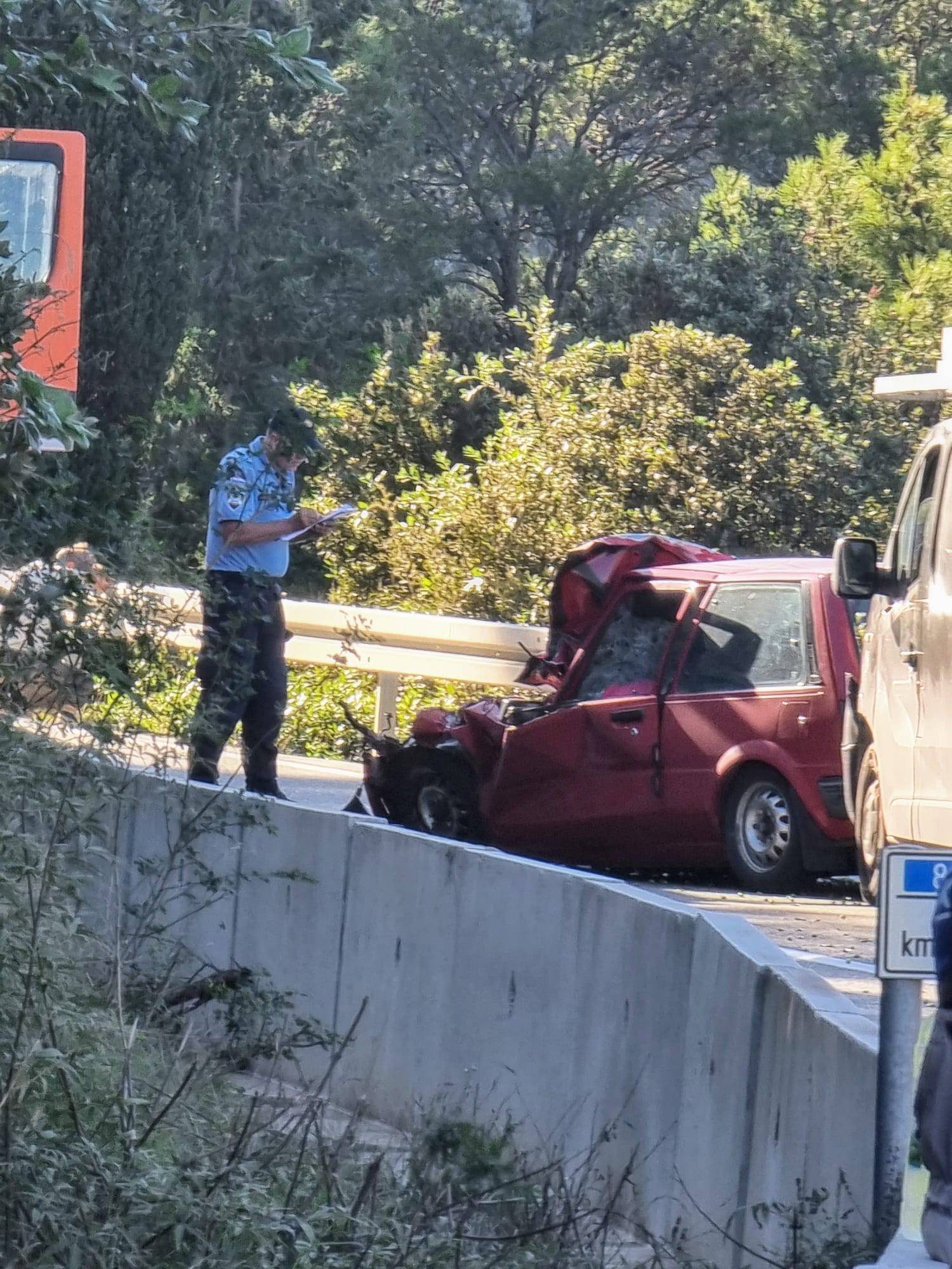 FOTO Jedan čovjek poginuo u stravičnoj nesreći kraj Ploča, od auta nije ostalo gotovo ništa