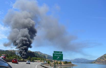 U Oregonu je izletio teretni vlak: Izlila se i zapalila nafta