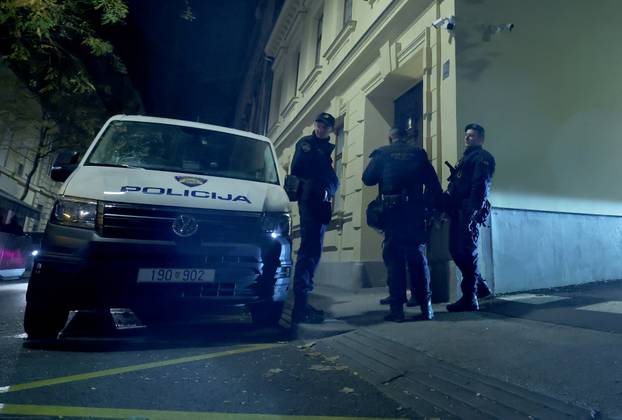 Zagreb: Maskirani muškarci otpjevali svoje ispred Srpskog kulturnog centra i razišli se nakon dolaska interventnih policajaca