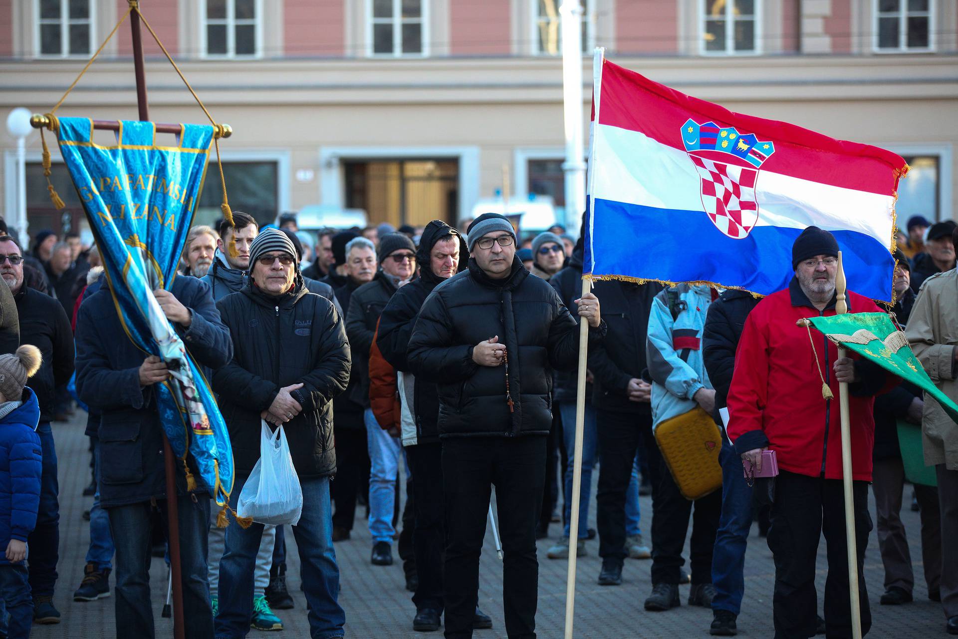 Zagreb: Muškarci na koljenima mole krunicu za čednost žena i domovinu