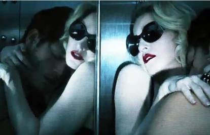 Madonna lizala i grizla za vrat mlađahnog manekena