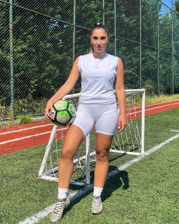 FOTO Tursku sutkinju zbog seks skandala izbacili iz nogometa. Pogodite čime se sada bavi...