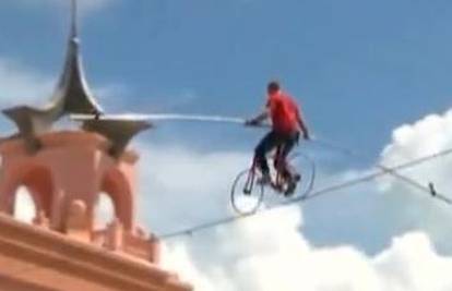 Vozio bicikl na žici 80 m iznad tla pa srušio rekord