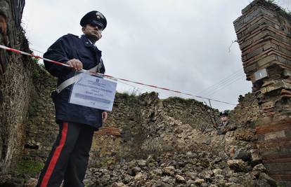 U Pompejima se urušili zidovi, Berlusconija krive za nemar