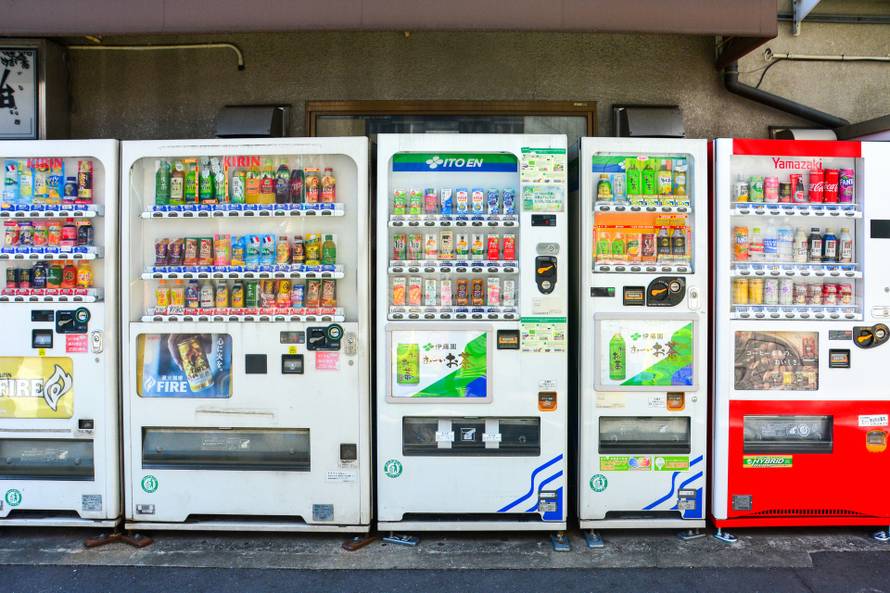 Neke ozbiljno 'čudne' stvari postoje samo u Japanu: Fetiš automati, kafići za maženje...