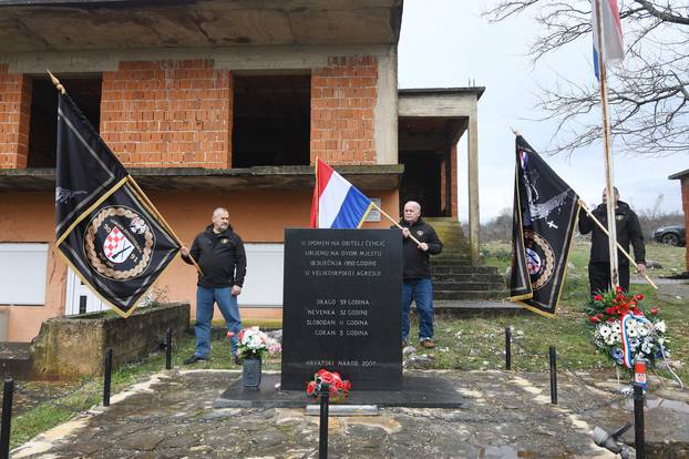 Ervenik: Komemoracija ispred kuće u kojoj je prije 31. godinu ubijena obitelj Čengić