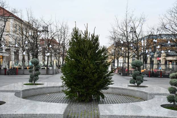 FOTO Slavonski Brod oblači svoje božićno ruho: Priprema grada za blagdansko ozračje
