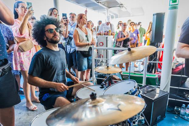 Split: Trajekt Oliver na kojem se održava koncert za vrijeme plovidbe do Vela Luke
