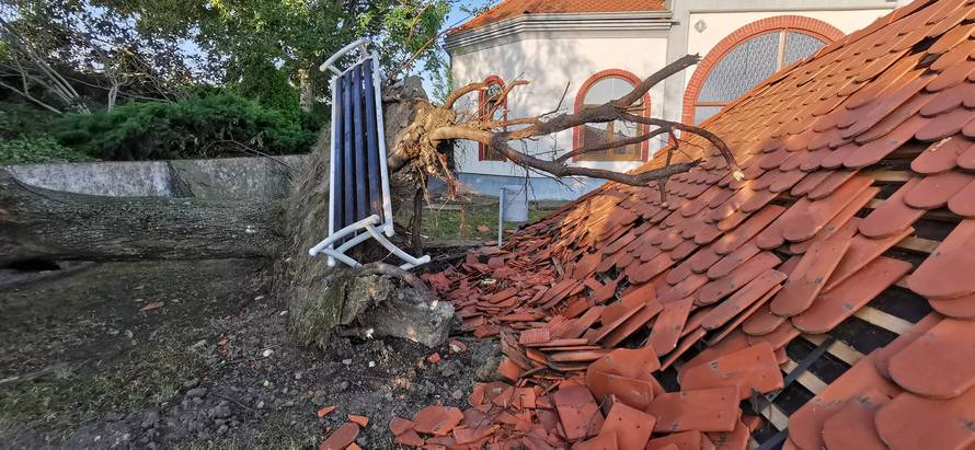 'Primili smo kući stradale nakon potresa, a nas su svi zaboravili. Tu ljudi danima jedu stari kruh'