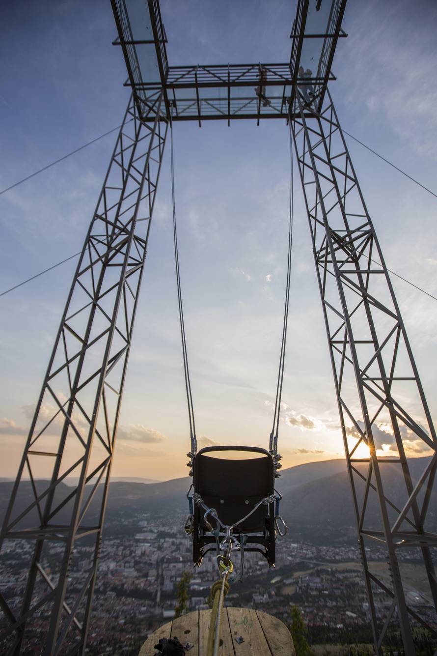Najveća ljuljačka u BiH postavljena iznad Mostara okuplja domaće i strane turiste