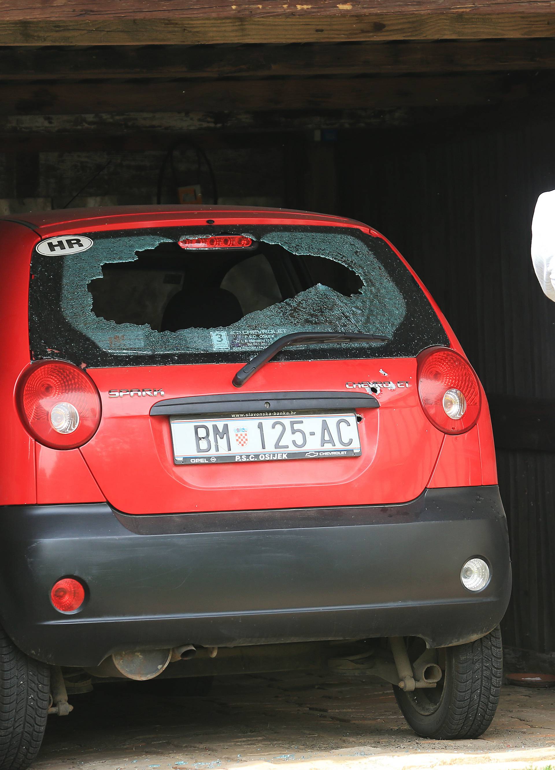 Očevid nakon opsade: Izrešetao automobile i stakla u Šećerani