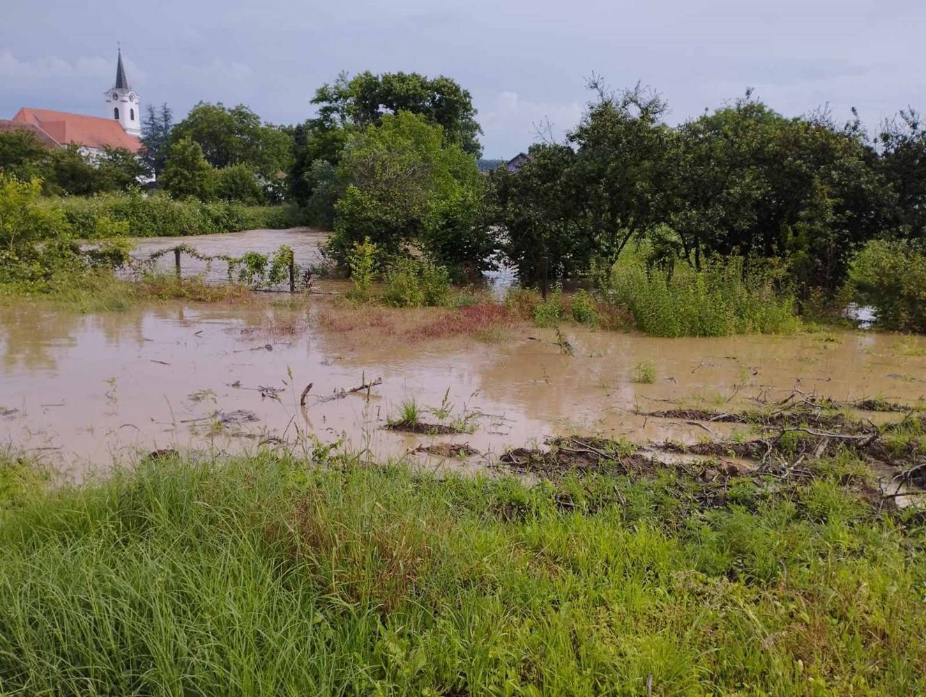 Dio Hrvatske zahvatilo je jako nevrijeme, poplavljene ceste i podrumi: 'Kiša je jako padala'