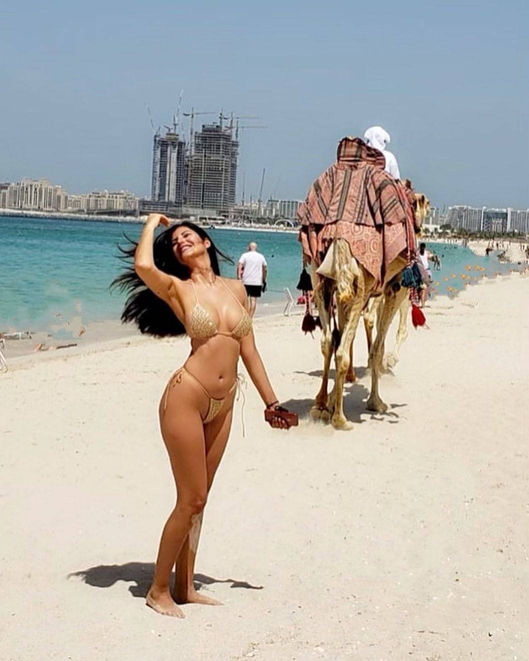 Playboy zečica zamalo završila iza rešetaka: Prekršila izolaciju pa se golišava fotkala u pustinji