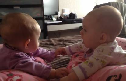 Seke blizanke 'brbljaju k'o navijene', a još ne znaju pričati