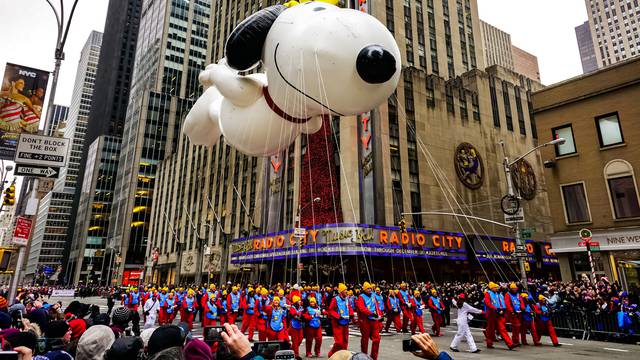 VIDEO Veliki baloni ispunjeni helijem sastavni su dio parade za Dan zahvalnosti u New Yorku