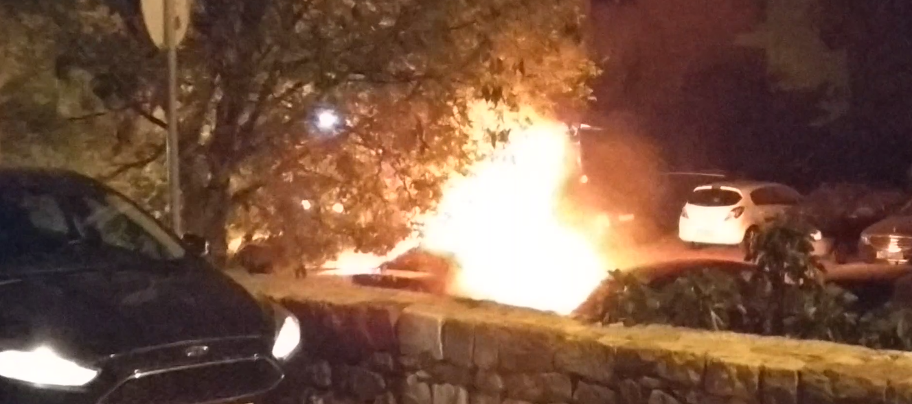 U Solinu izgorio BMW, vatra se proširila i na susjednu 'Astru'
