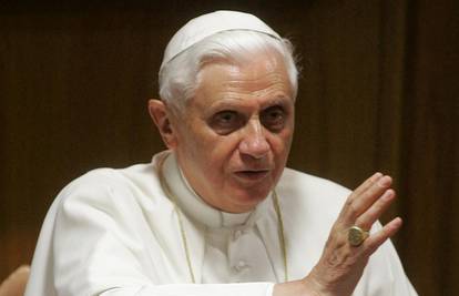Križ bivšeg pape Benedikta ukraden iz vitrine u Njemačkoj