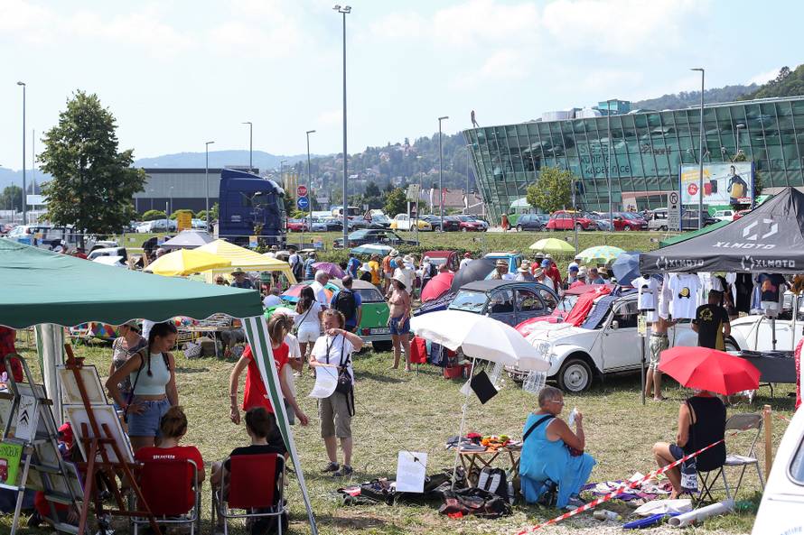 Spačeki okupirali Trg: Ma ovo je naš automobilski Woodstock