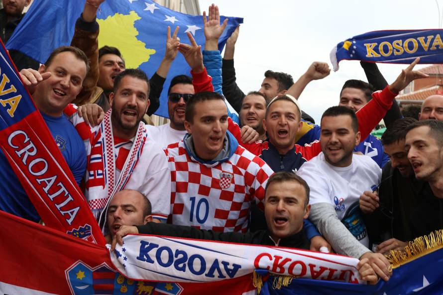 VIDEO Idila: Hrvati i Kosovari zagrljeni pjevaju na ulicama