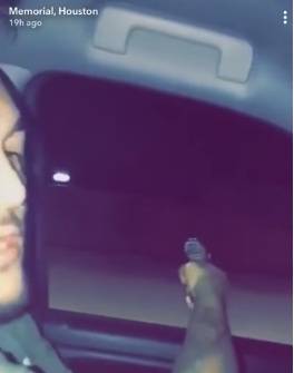 Pucali iz auta dok su se vozili, a snimku objavili na internetu