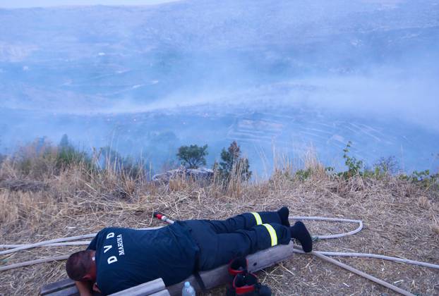Gornje Sitno: Dolaskom kanadera isrpljenim vatrogascima omogućen kratki odmor