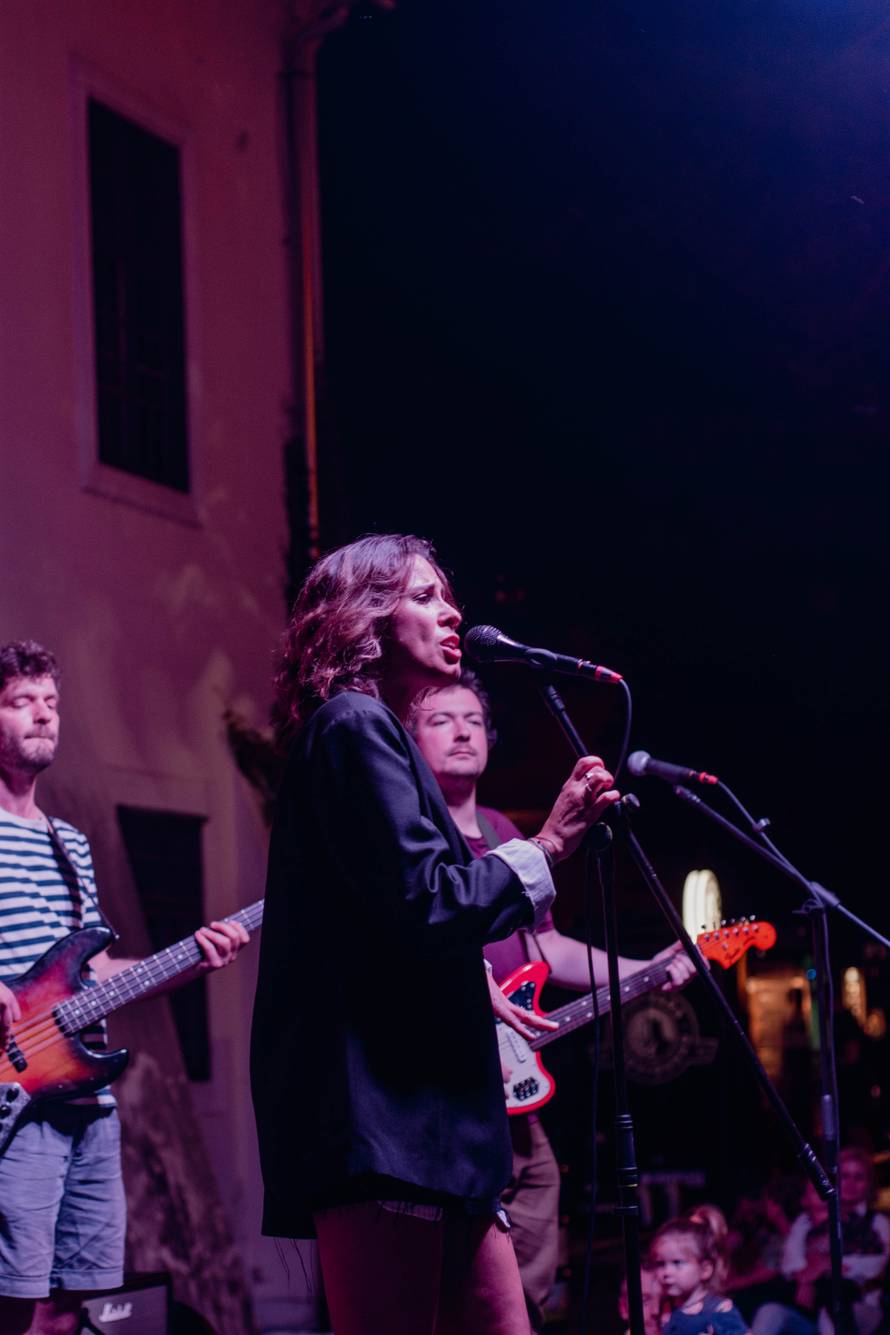 Natali Dizdar rasplesala publiku u Samoboru: Izgledala je sjajno u crnoj elegantnoj kombinaciji