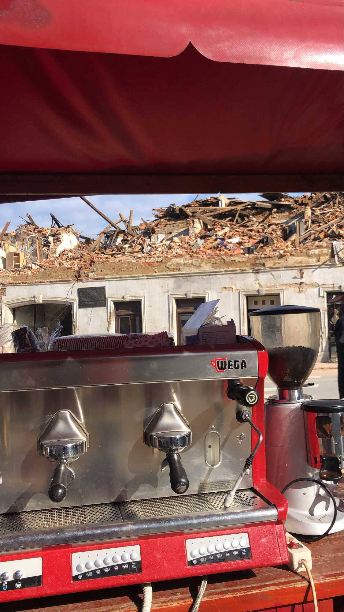 Kafić mu je potpuno srušen u potresu, a on dijeli kavu za van: 'Ima je za sve, kakvu god želite'