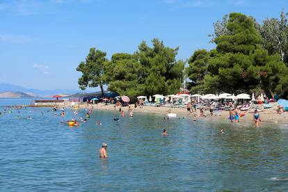 FOTO Turisti u Crikvenici uživaju u moru i ljetnim radostima