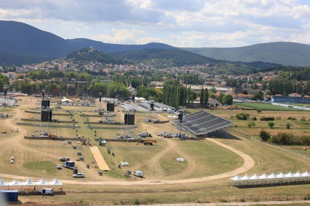 Sinj: Pogled iz zgrade na pripremu pozornice za koncert Marka Perkovića Thomspona