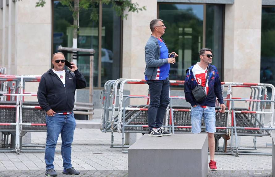 Berlin: Pored Fan zone blizu Brandenburških vrata počeli su se okupljati hrvatski navijači