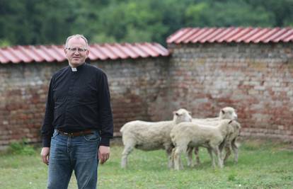 Eskaliralo u đakovačkoj nadbiskupiji! Velečasni razbio prozore i rekao: Idem po pištolj