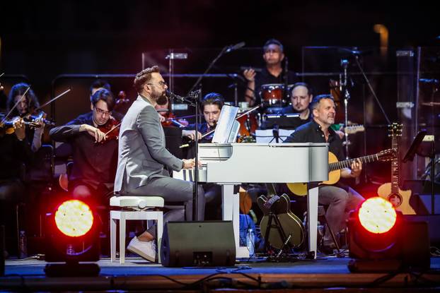 Vela Luka: Tisuće okupljenih na koncertu "Trag u beskraju" u čast Oliveru Dragojeviću