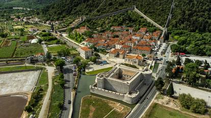 Ston, gradić na Pelješcu snimljen iz zraka