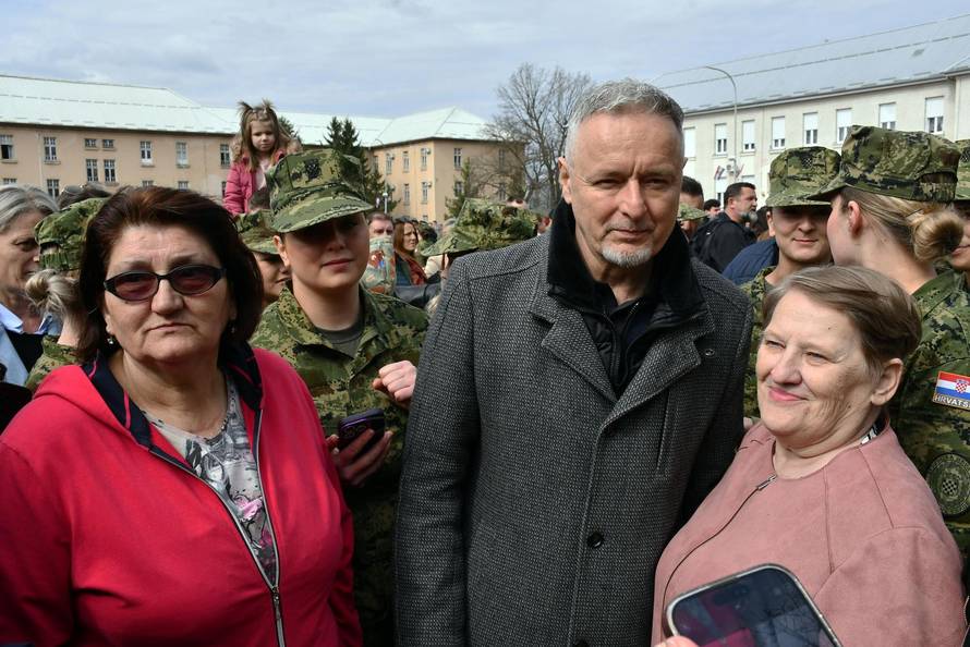 Na svečanoj prisegi ročnika u Požegi pozornost je privukla Diva Perković, kći pjevača Marka Perkovića Thompsona