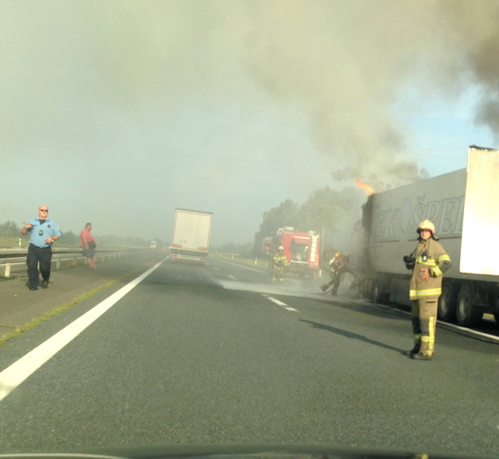 Prevozio voće: Na autocesti A3 planuo i izgorio šleper iz Srbije