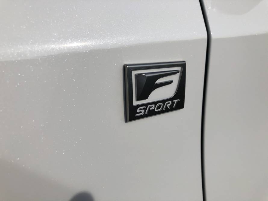 Luksuzna i štedljiva krstarica s već zaboravljenim V6 zvukom