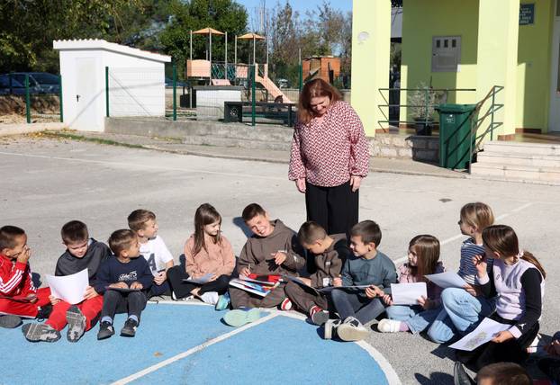 Trostruko više prvašića u područnoj školi u Rastanima Gornjim