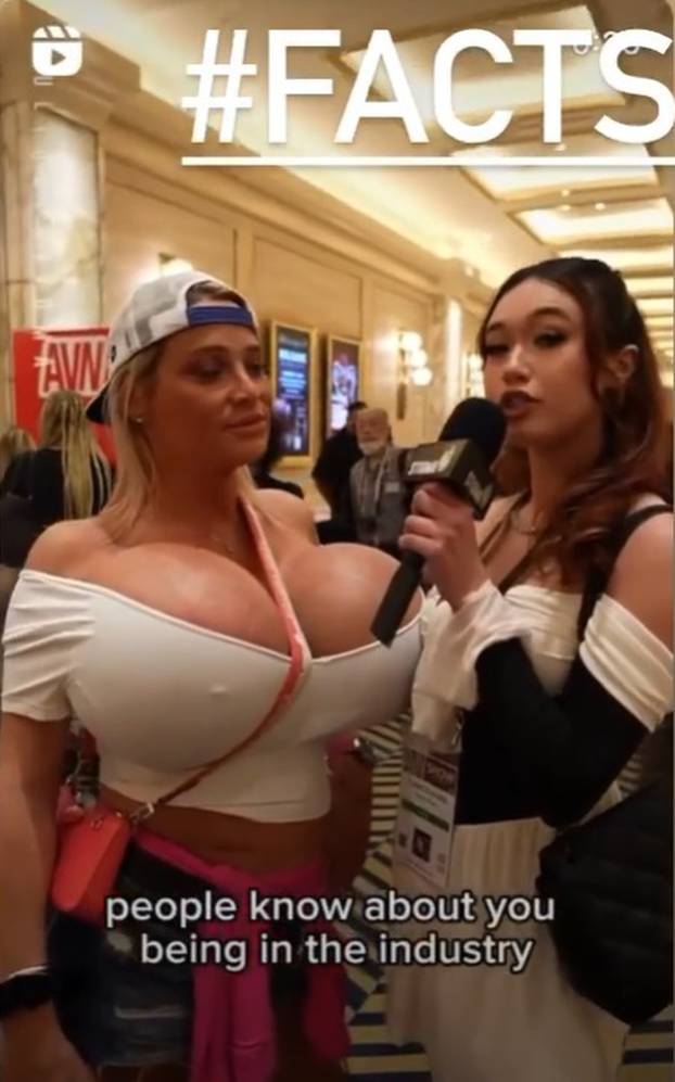 FOTO Jesu li ovo najveće grudi na svijetu? 'Majko mila... poput planeta su. Imaju svoje satelite'