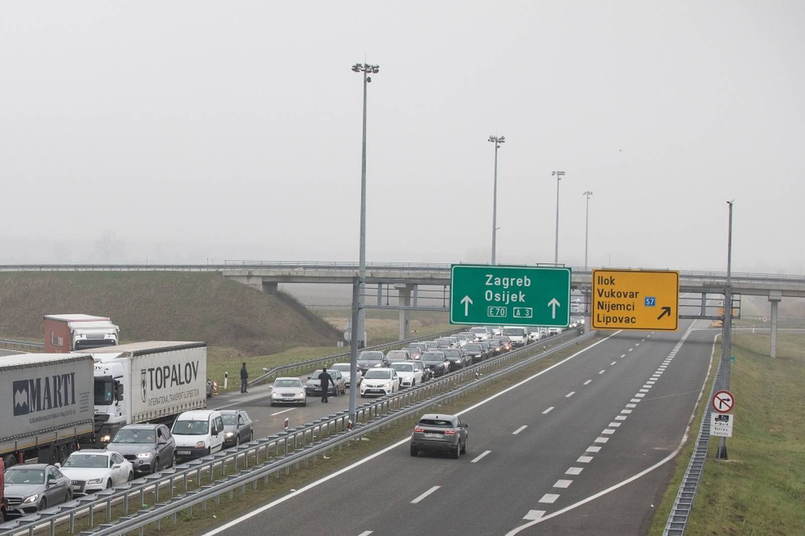 Satima se čeka na graničnom prijelazu Bajakovo na izlazu iz zemlje prema Srbiji