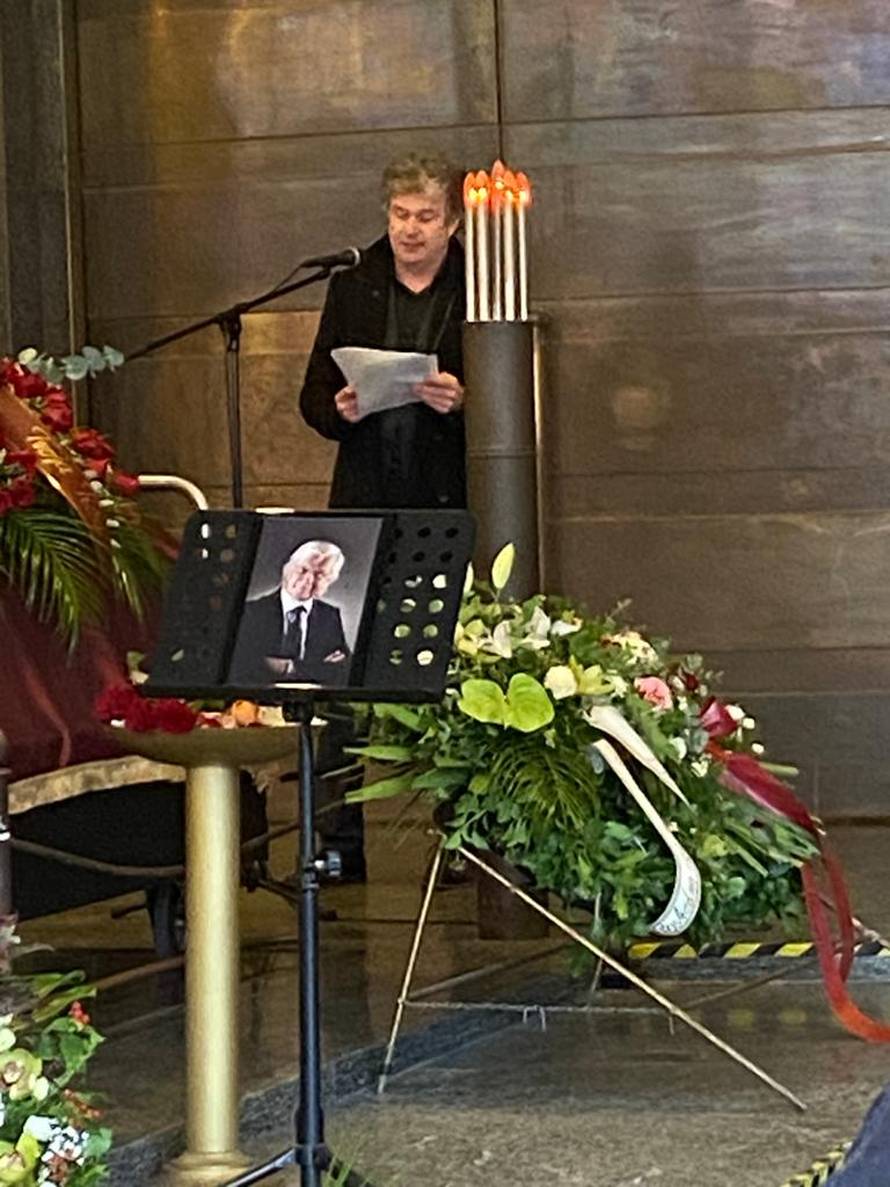 Velik broj ljudi na oproštaju legendarnog voditelja Saše Zalepugina. Obitelj u suzama