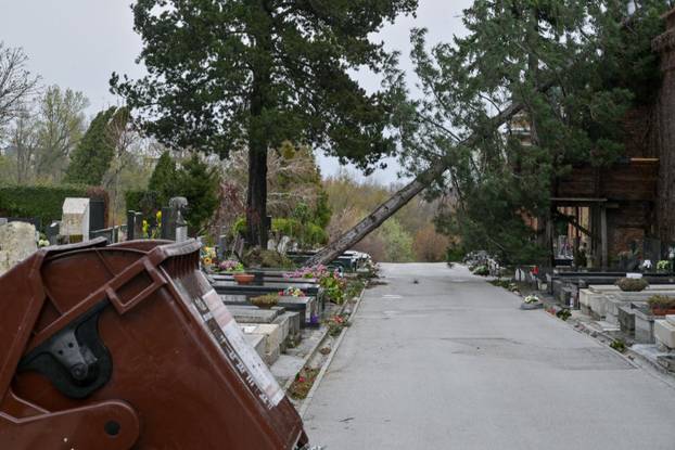 Zagreb: Teško oštećeno gradsko groblje Mirogoj