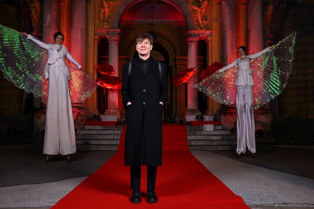 Zagreb: Dolazak uzvanika na dodjelu medijske nagrade "Večernjakova ruža" u Hrvatskom narodnom kazalištu