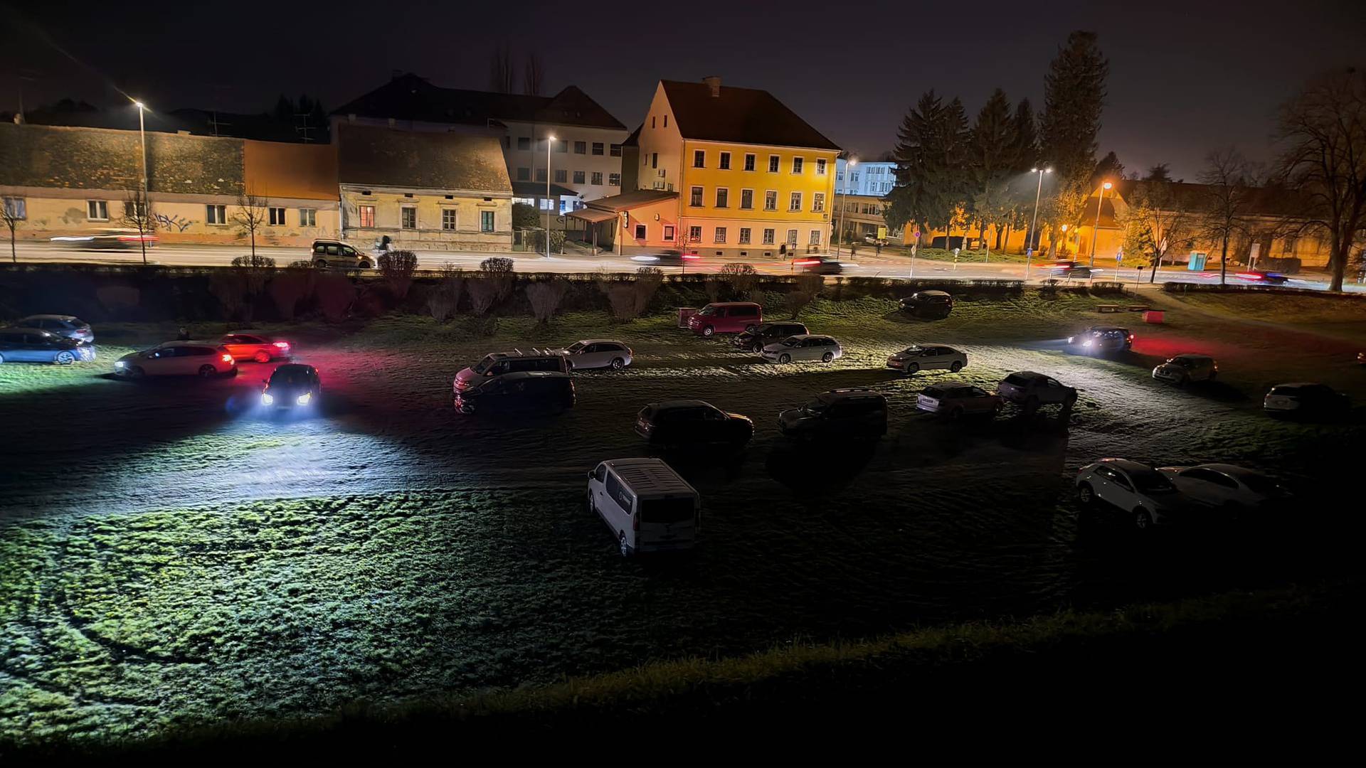 FOTO Nema parkinga pa za Advent parkiraju do bedema Starog grada u Varaždinu...